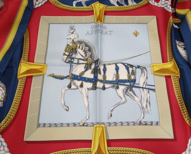HERMES エルメス カレ90 GRAND APPARAT 盛装の馬 シルクスカーフ レッド系マルチカラー<美品> < ブランド  HERMES エルメス カレ90 GRAND APPARAT 盛装の馬 シルクスカーフ レッド系マルチカラー<美品> < ブランドの