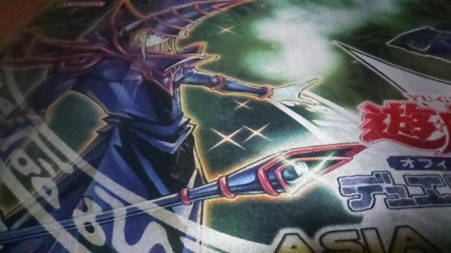 遊戯王プレイマット。ブラックマジシャン&武藤遊戯 < トレーディングカード  遊戯王プレイマット。ブラックマジシャン&武藤遊戯 < トレーディングカードの