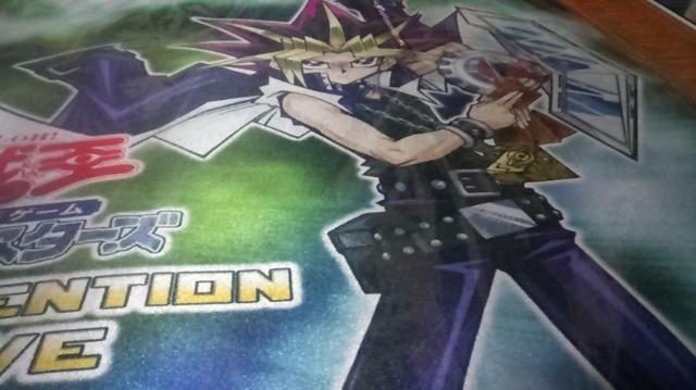 遊戯王プレイマット。ブラックマジシャン&武藤遊戯 < トレーディングカード  遊戯王プレイマット。ブラックマジシャン&武藤遊戯 < トレーディングカードの