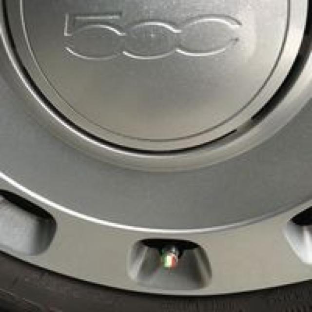 FIAT500 取付例あり エアバルブキャップ イタリア国旗柄 < 自動車/バイク FIAT500 取付例あり エアバルブキャップ イタリア国旗柄 < 自動車/バイク