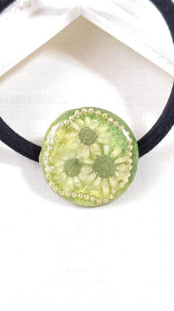水色のドライフラワーのヘアゴム  レジン  ハンドメイド < 女性ファッション  水色のドライフラワーのヘアゴム  レジン  ハンドメイド < 女性ファッションの