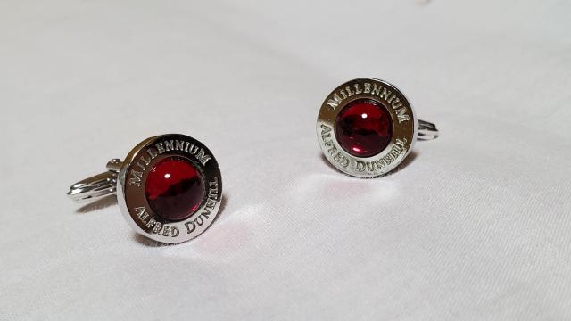 正規良 限定 アルフレッド ダンヒル ミレニアム リフレクションカボションドーム カフス 赤 ADロゴ SV カフリンクスボタン < ブランド  正規良 限定 アルフレッド ダンヒル ミレニアム リフレクションカボションドーム カフス 赤 ADロゴ SV カフリンクスボタン < ブランドの