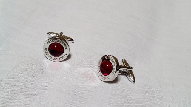 正規良 限定 アルフレッド ダンヒル ミレニアム リフレクションカボションドーム カフス 赤 ADロゴ SV カフリンクスボタン < ブランド  正規良 限定 アルフレッド ダンヒル ミレニアム リフレクションカボションドーム カフス 赤 ADロゴ SV カフリンクスボタン < ブランドの