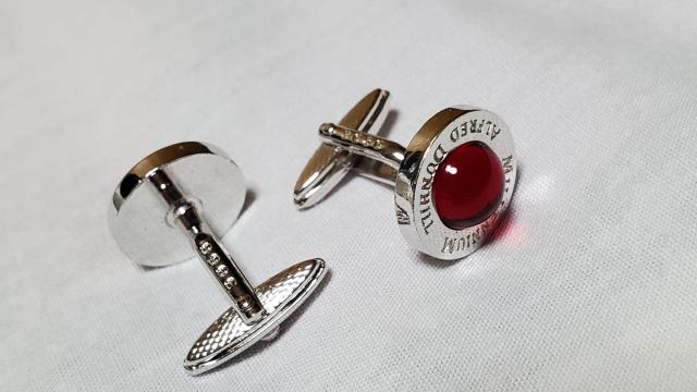 正規良 限定 アルフレッド ダンヒル ミレニアム リフレクションカボションドーム カフス 赤 ADロゴ SV カフリンクスボタン < ブランド  正規良 限定 アルフレッド ダンヒル ミレニアム リフレクションカボションドーム カフス 赤 ADロゴ SV カフリンクスボタン < ブランドの