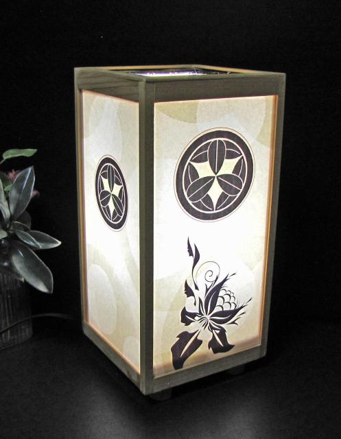 ★家紋の宿り木/森羅万象=「丸に九枚笹」(家紋変更可)/至福の明り/LED昼白色・ラミネート加工・檜枠造・軽量/ < 家電/AV  ★家紋の宿り木/森羅万象=「丸に九枚笹」(家紋変更可)/至福の明り/LED昼白色・ラミネート加工・檜枠造・軽量/ < 家電/AVの