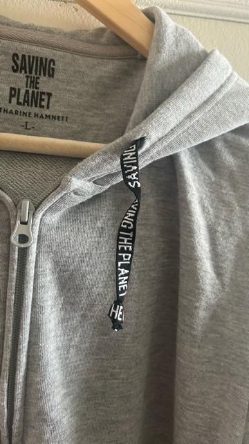 キャサリンハムネット セイビングザプラネット イオン メンズ ジップアップ スウェットパーカー グレー L < ブランド キャサリンハムネット セイビングザプラネット イオン メンズ ジップアップ スウェットパーカー グレー L < ブランドの