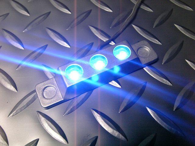 高輝度3連LEDスポットライト < 自動車/バイク 高輝度3連LEDスポットライト < 自動車/バイク