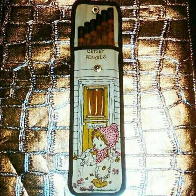 レア 新品 1976年 betsey charmer サンリオ ペンケース & 鉛筆 < インテリア/ライフ  レア 新品 1976年 betsey charmer サンリオ ペンケース & 鉛筆 < インテリア/ライフの