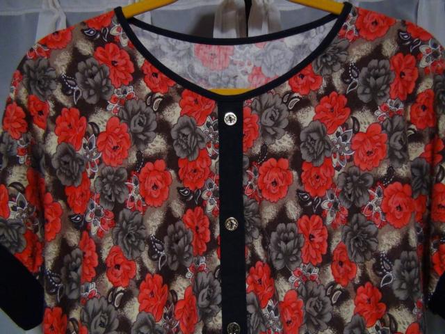 花柄のTシャツ半袖カットソー(F)!。 < 女性ファッション  花柄のTシャツ半袖カットソー(F)!。 < 女性ファッションの