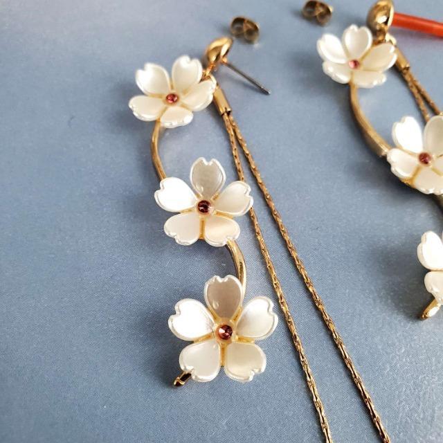 込み★新品★パールフラワーロングキャッチピアス★ < 女性アクセサリー/時計  込み★新品★パールフラワーロングキャッチピアス★ < 女性アクセサリー/時計の