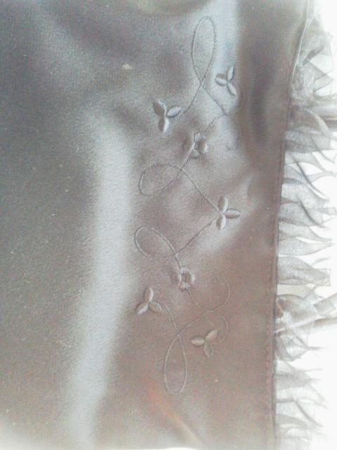 ブラック ハンドバッグ(刺繍・レース付) サイズ:27p×22.5p < 女性ファッション  ブラック ハンドバッグ(刺繍・レース付) サイズ:27p×22.5p < 女性ファッションの