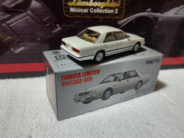 トミカリミテッド 1/64 伊藤かずえ シーマ セドリック '90 後期型 パールホワイト < ホビー  トミカリミテッド 1/64 伊藤かずえ シーマ セドリック '90 後期型 パールホワイト < ホビーの