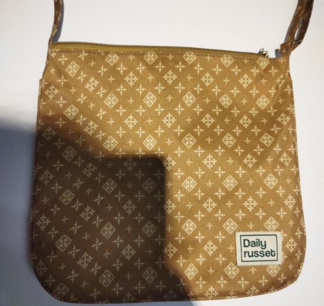 Daily russet �􉽊w�͗l �V�����_�[�o�b�O �� �u�����h�� 