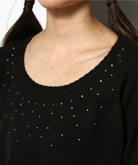【CECIL McBEE/セシルマクビー】胸元ラインストーン付♪Uネックニット ブラック < ブランド 【CECIL McBEE/セシルマクビー】胸元ラインストーン付♪Uネックニット ブラック < ブランドの