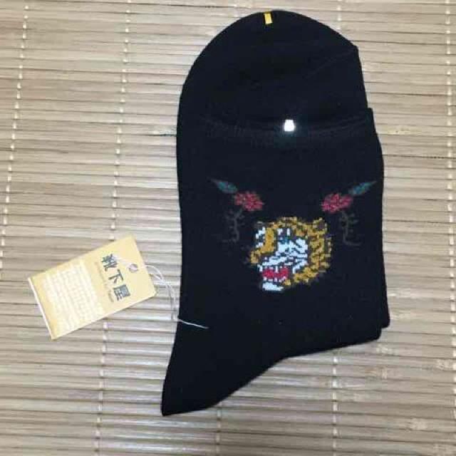 スカジャン風ローズ&トラ柄ソックス。ブラック < 女性ファッション  スカジャン風ローズ&トラ柄ソックス。ブラック < 女性ファッションの