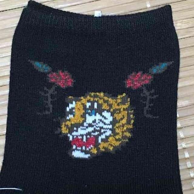 スカジャン風ローズ&トラ柄ソックス。ブラック < 女性ファッション  スカジャン風ローズ&トラ柄ソックス。ブラック < 女性ファッションの