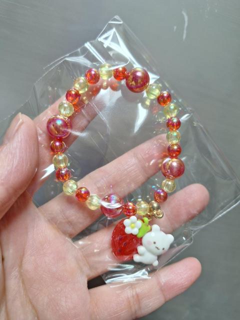 No.22新品★「いちご&くま?チャーム付きブレスレット」赤系 < キッズ/ベビー No.22新品★「いちご&くま?チャーム付きブレスレット」赤系 < キッズ/ベビーの