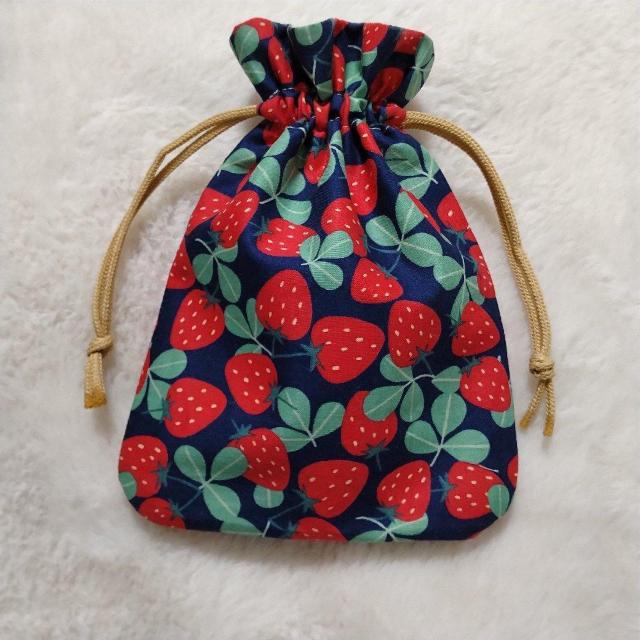 ★苺とクローバーの小さめ巾着★紺色★ハンドメイド★小物入れに < 女性ファッション ★苺とクローバーの小さめ巾着★紺色★ハンドメイド★小物入れに < 女性ファッションの