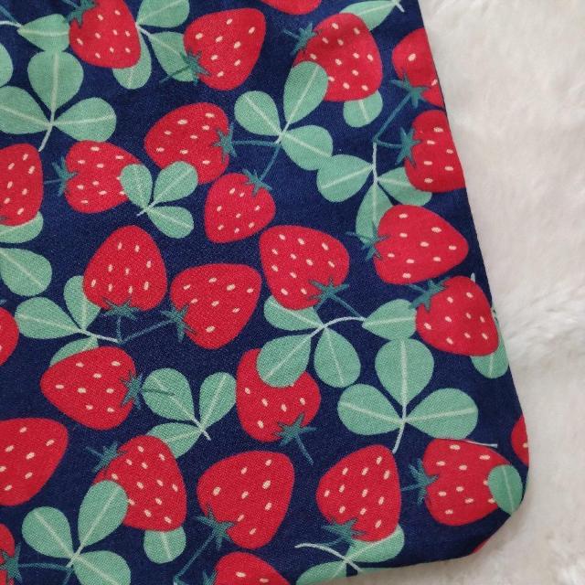 ★苺とクローバーの小さめ巾着★紺色★ハンドメイド★小物入れに < 女性ファッション ★苺とクローバーの小さめ巾着★紺色★ハンドメイド★小物入れに < 女性ファッションの