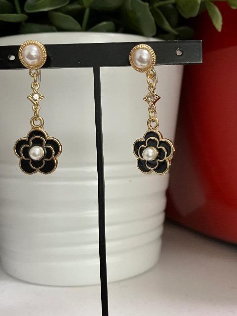 ハンドメイド カメリア 樹脂ノンホールピアス < 女性ファッション ハンドメイド カメリア 樹脂ノンホールピアス < 女性ファッションの