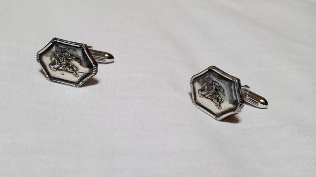 正規レア バーバリー 騎士 ヘリテージ ホース ヘキサゴンSVカフス エンブレムロゴ 盾カフリンクスボタン エクエストリアンナイト < ブランド  正規レア バーバリー 騎士 ヘリテージ ホース ヘキサゴンSVカフス エンブレムロゴ 盾カフリンクスボタン エクエストリアンナイト  < ブランドの