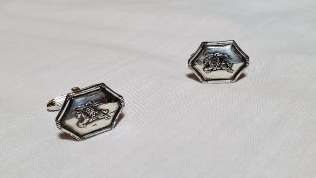 正規レア バーバリー 騎士 ヘリテージ ホース ヘキサゴンSVカフス エンブレムロゴ 盾カフリンクスボタン エクエストリアンナイト < ブランド  正規レア バーバリー 騎士 ヘリテージ ホース ヘキサゴンSVカフス エンブレムロゴ 盾カフリンクスボタン エクエストリアンナイト < ブランドの