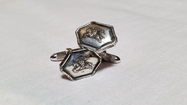 正規レア バーバリー 騎士 ヘリテージ ホース ヘキサゴンSVカフス エンブレムロゴ 盾カフリンクスボタン エクエストリアンナイト < ブランド  正規レア バーバリー 騎士 ヘリテージ ホース ヘキサゴンSVカフス エンブレムロゴ 盾カフリンクスボタン エクエストリアンナイト < ブランドの