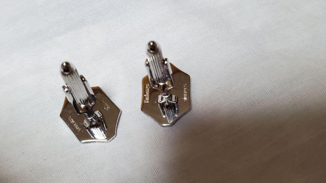 正規レア バーバリー 騎士 ヘリテージ ホース ヘキサゴンSVカフス エンブレムロゴ 盾カフリンクスボタン エクエストリアンナイト < ブランド  正規レア バーバリー 騎士 ヘリテージ ホース ヘキサゴンSVカフス エンブレムロゴ 盾カフリンクスボタン エクエストリアンナイト < ブランドの