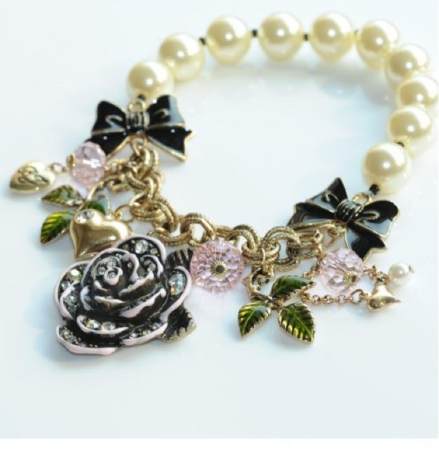 新品ゴスロリ姫系薔薇リボンブレスレット BETSEY JOHNSON < 女性アクセサリー/時計 新品ゴスロリ姫系薔薇リボンブレスレット BETSEY JOHNSON < 女性アクセサリー/時計の