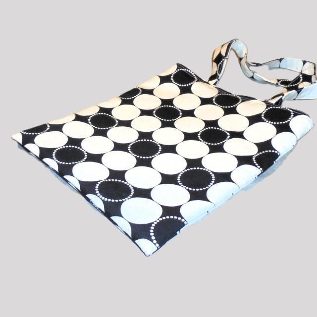 ◆ちょっと持ちぺたんこトートバッグ◆北欧◆リングリング 白サークル柄×黒地◆エコバッグ サブバッグ < 女性ファッション ◆ちょっと持ちぺたんこトートバッグ◆北欧◆リングリング 白サークル柄×黒地◆エコバッグ サブバッグ < 女性ファッションの