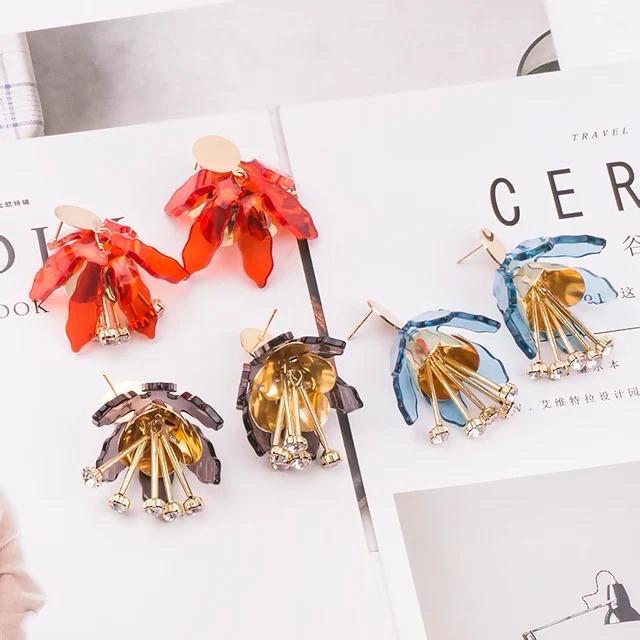 クリアフラワーピアス【新品未使用】赤×ゴールド●大振りピアス フラワーピアス ドロップ 花 < 女性アクセサリー/時計 クリアフラワーピアス【新品未使用】赤×ゴールド●大振りピアス フラワーピアス ドロップ 花 < 女性アクセサリー/時計の