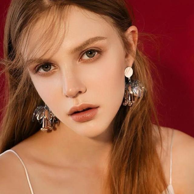 クリアフラワーピアス【新品未使用】赤×ゴールド●大振りピアス フラワーピアス ドロップ 花 < 女性アクセサリー/時計 クリアフラワーピアス【新品未使用】赤×ゴールド●大振りピアス フラワーピアス ドロップ 花 < 女性アクセサリー/時計の