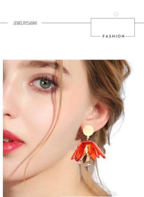 クリアフラワーピアス【新品未使用】赤×ゴールド●大振りピアス フラワーピアス ドロップ 花 < 女性アクセサリー/時計 クリアフラワーピアス【新品未使用】赤×ゴールド●大振りピアス フラワーピアス ドロップ 花 < 女性アクセサリー/時計の