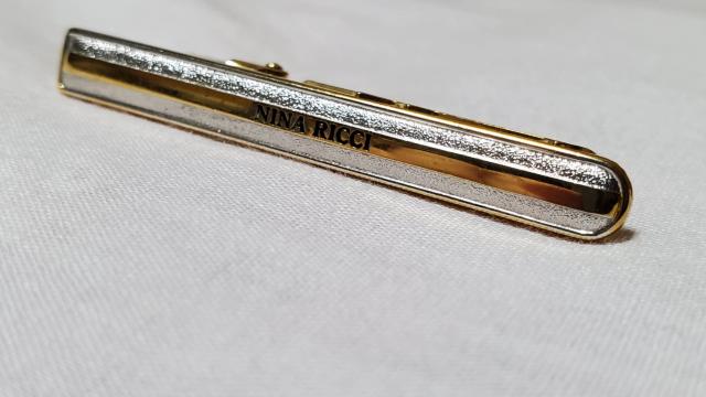 正規レア ニナリッチ ラグジュアリー エンブレムロゴ ラウンドカットネクタイピン コンビタイピン < ブランド  正規レア ニナリッチ ラグジュアリー エンブレムロゴ ラウンドカットネクタイピン コンビタイピン < ブランドの