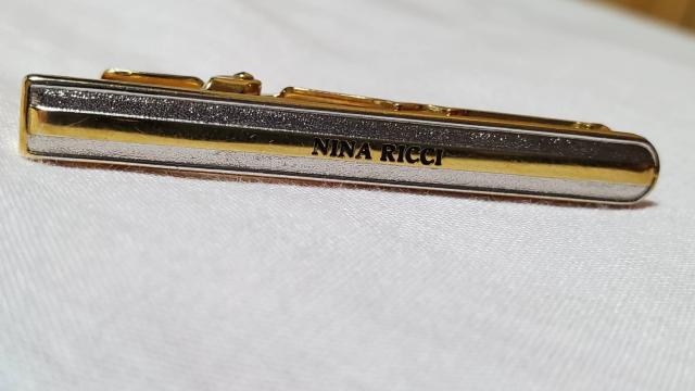 正規レア ニナリッチ ラグジュアリー エンブレムロゴ ラウンドカットネクタイピン コンビタイピン < ブランド  正規レア ニナリッチ ラグジュアリー エンブレムロゴ ラウンドカットネクタイピン コンビタイピン < ブランドの