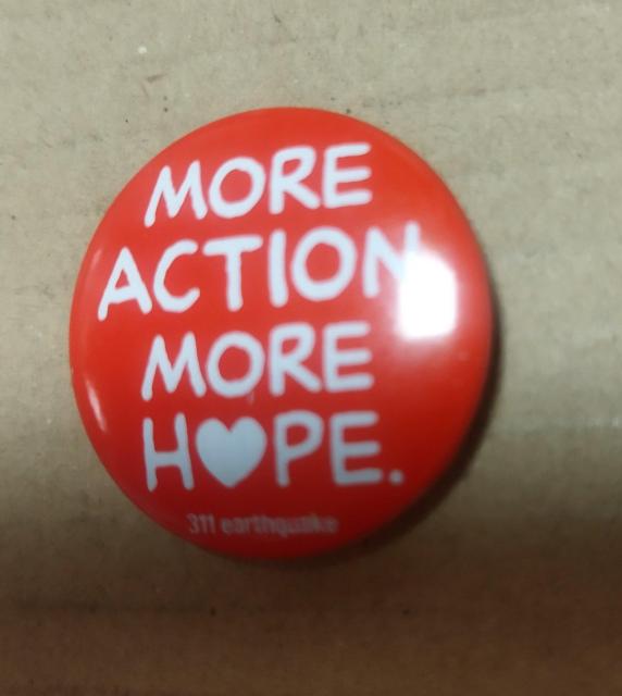 赤 MORE ACTION, MORE HOPE.メッセージ缶バッジ < アニメ/コミック/キャラクター  赤 MORE ACTION, MORE HOPE.メッセージ缶バッジ < アニメ/コミック/キャラクターの