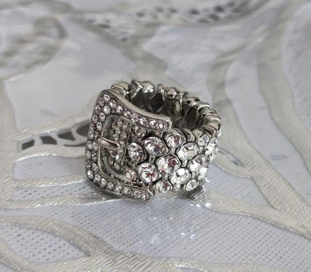 Madame Hiroko/マダムヒロコ/ビジューベルトデザインリング/“ビジュウ・ビジョー” /リング/フリーサイズ < 女性アクセサリー/時計 Madame Hiroko/マダムヒロコ/ビジューベルトデザインリング/“ビジュウ・ビジョー” /リング/フリーサイズ < 女性アクセサリー/時計の