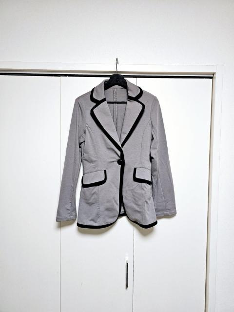 Skinpink グレー×黒 バイカラーパイピング ジャケット M < 女性ファッション  Skinpink グレー×黒 バイカラーパイピング ジャケット M  < 女性ファッションの