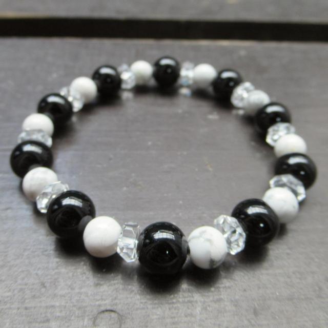 ハウライトxオニキスブレスレット 天然石 パワーストーン < 女性アクセサリー/時計 ハウライトxオニキスブレスレット 天然石 パワーストーン < 女性アクセサリー/時計の