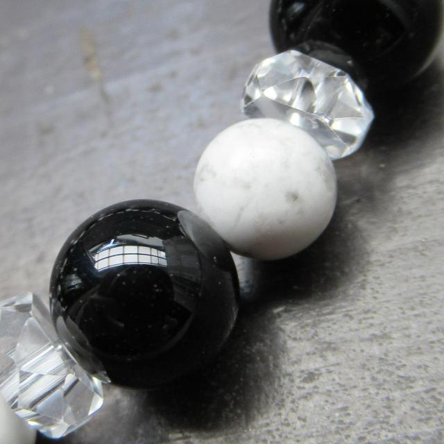 ハウライトxオニキスブレスレット 天然石 パワーストーン < 女性アクセサリー/時計 ハウライトxオニキスブレスレット 天然石 パワーストーン < 女性アクセサリー/時計の