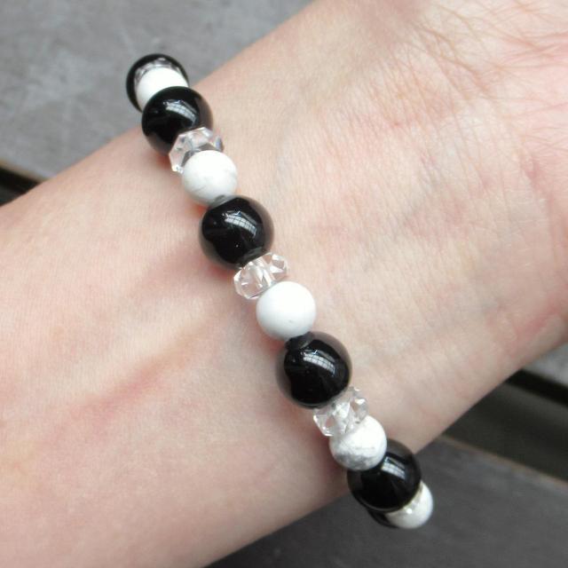 ハウライトxオニキスブレスレット 天然石 パワーストーン < 女性アクセサリー/時計 ハウライトxオニキスブレスレット 天然石 パワーストーン < 女性アクセサリー/時計の