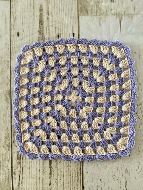 ハンドメイド♪ キラキララメ入り四角いドイリー ベージュ×パープル < インテリア/ライフ ハンドメイド♪ キラキララメ入り四角いドイリー ベージュ×パープル < インテリア/ライフの