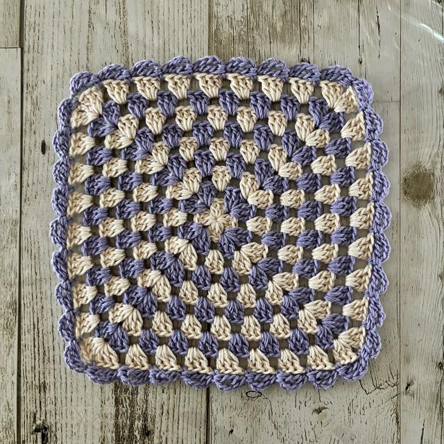 ハンドメイド♪ キラキララメ入り四角いドイリー ベージュ×パープル < インテリア/ライフ ハンドメイド♪ キラキララメ入り四角いドイリー ベージュ×パープル < インテリア/ライフの