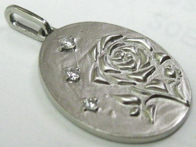 極美品 Pt999 純プラチナ ペンダント ダイヤ3ヶ 0.05ct 薔薇柄 < 女性アクセサリー/時計  極美品 Pt999 純プラチナ ペンダント ダイヤ3ヶ 0.05ct 薔薇柄 < 女性アクセサリー/時計の