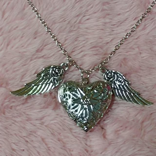 新品★蓄光ハートウィングネックレス < 女性アクセサリー/時計  新品★蓄光ハートウィングネックレス < 女性アクセサリー/時計の