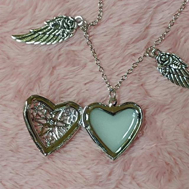 新品★蓄光ハートウィングネックレス < 女性アクセサリー/時計  新品★蓄光ハートウィングネックレス < 女性アクセサリー/時計の