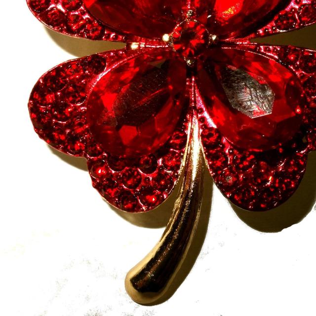 ビッグサイズ 赤色 四葉のクローバー クローバー バッジ ブローチ ラペルピン ピンバッジ ラインストーン < 女性アクセサリー/時計 ビッグサイズ 赤色 四葉のクローバー クローバー バッジ ブローチ ラペルピン ピンバッジ ラインストーン < 女性アクセサリー/時計の