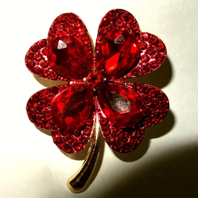 ビッグサイズ 赤色 四葉のクローバー クローバー バッジ ブローチ ラペルピン ピンバッジ ラインストーン < 女性アクセサリー/時計 ビッグサイズ 赤色 四葉のクローバー クローバー バッジ ブローチ ラペルピン ピンバッジ ラインストーン < 女性アクセサリー/時計の