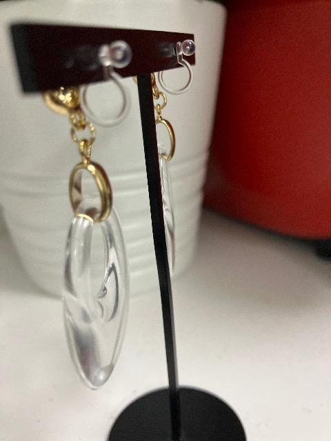 ハンドメイド ドイツ製アクリルリング オーバル 樹脂のノンホールピアス(イヤリング) < 女性ファッション  ハンドメイド ドイツ製アクリルリング オーバル 樹脂のノンホールピアス(イヤリング) < 女性ファッションの