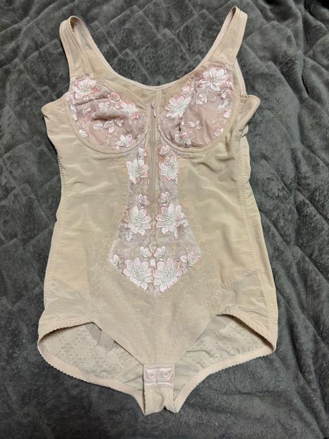 タンス整理品 衣類 おまとめOK ホームクリーニング済み おっきいサイズボディスーツ 花柄 C95EL < 女性ファッション  タンス整理品 衣類 おまとめOK ホームクリーニング済み おっきいサイズボディスーツ 花柄 C95EL  < 女性ファッションの